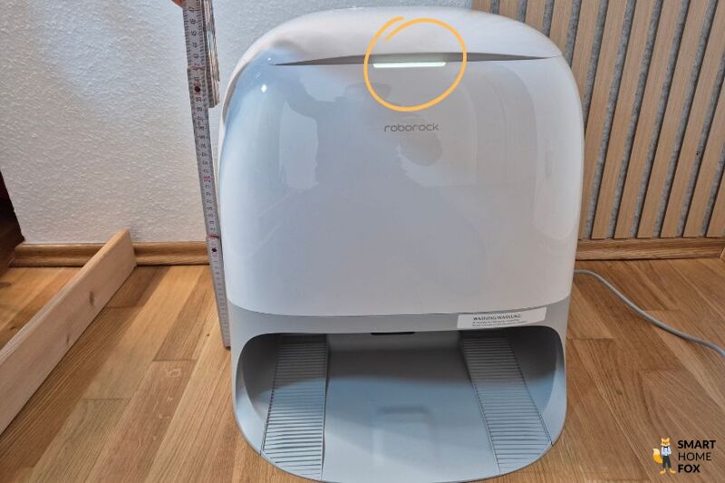 Die LED-Leiste der Service-Station vom Roborock Qrevo Curv 2 Pro leuchtet hell.